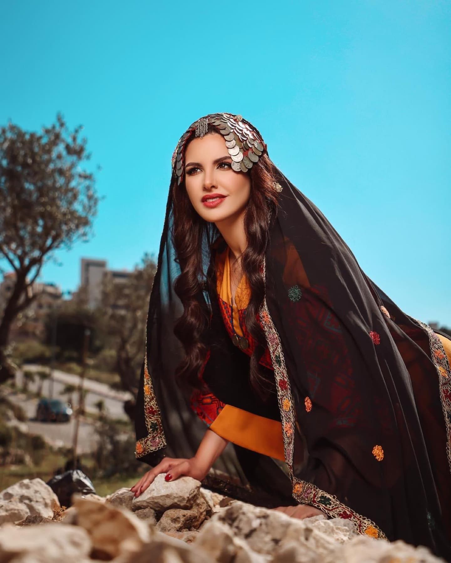 Black veil look from the Jafra Collection